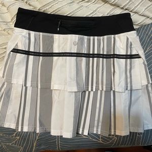 lulu size 4 tennis skirt